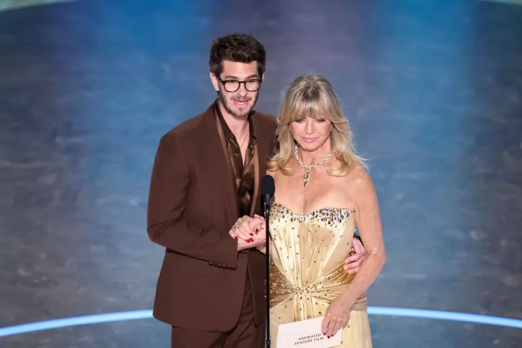 HT3. Goldie Hawn reveals a heartbreaking health condition at the Oscars after asking Andrew Garfield for help during speech