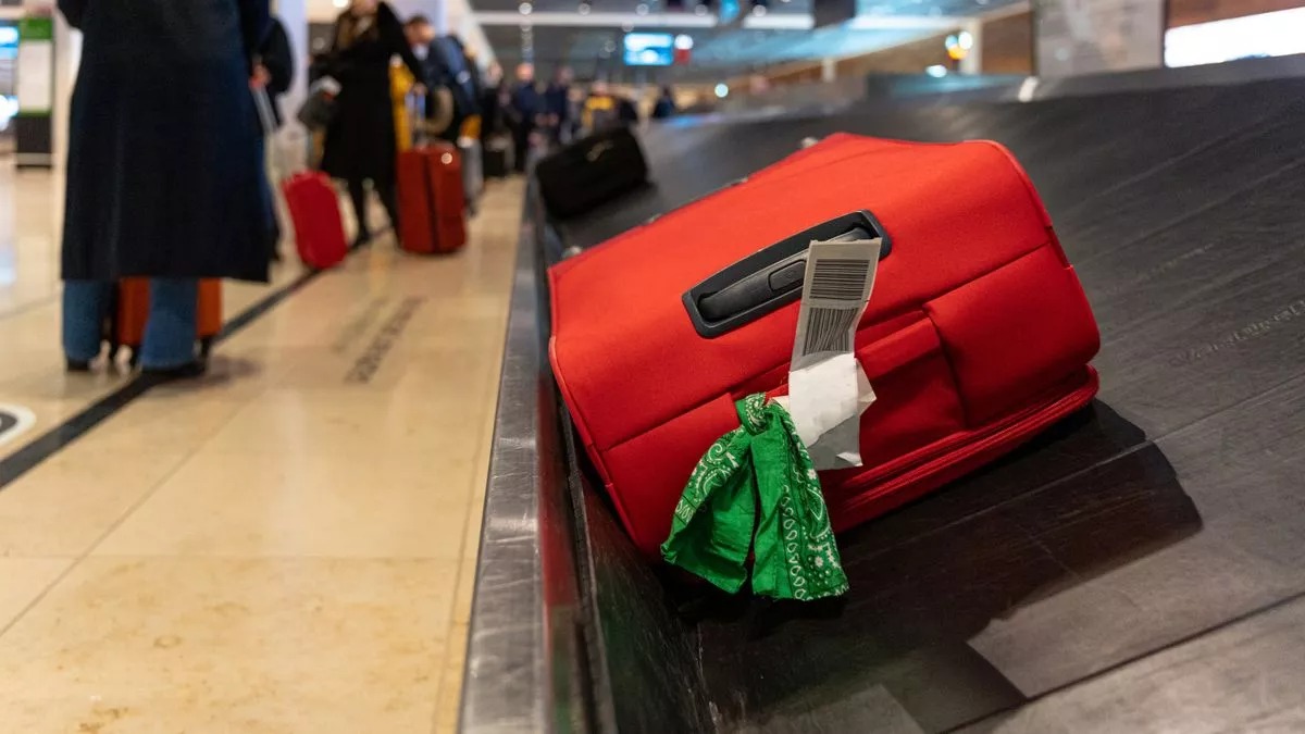 HT16. Baggage handler reveals why you should never tie a ribbon on your luggage