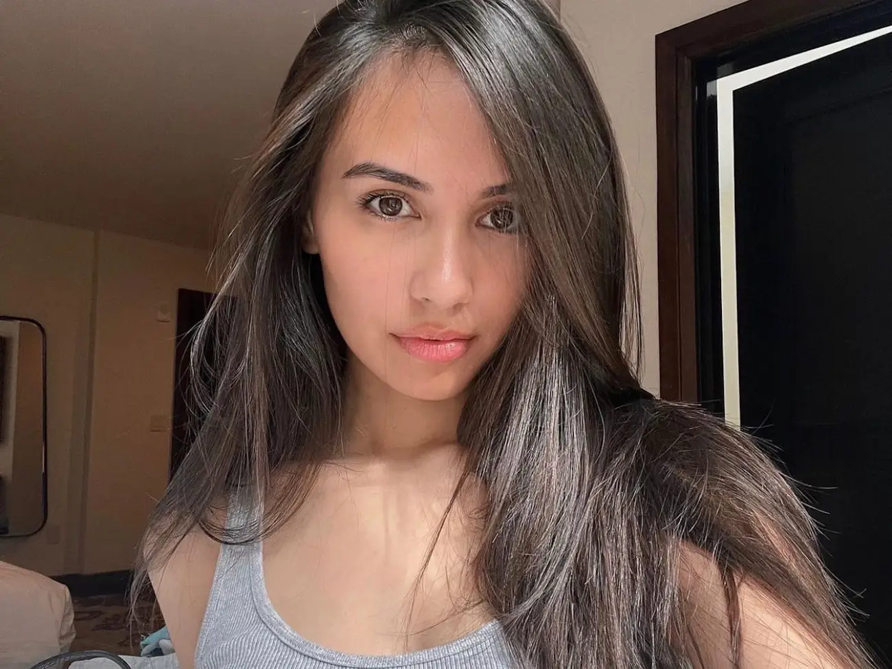 ST10. This Photo Is Causing Heated Debates in Men’s Groups — Is She Real or AI?