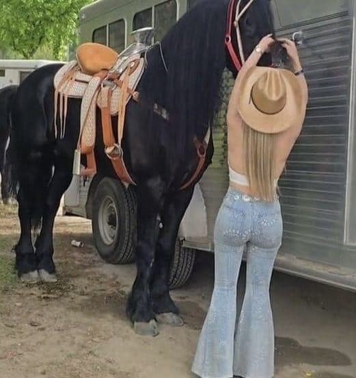 HT16. My husband received this photo from me, then immediately wants a divorce – Can you recognize what is wrong with the picture she sent?