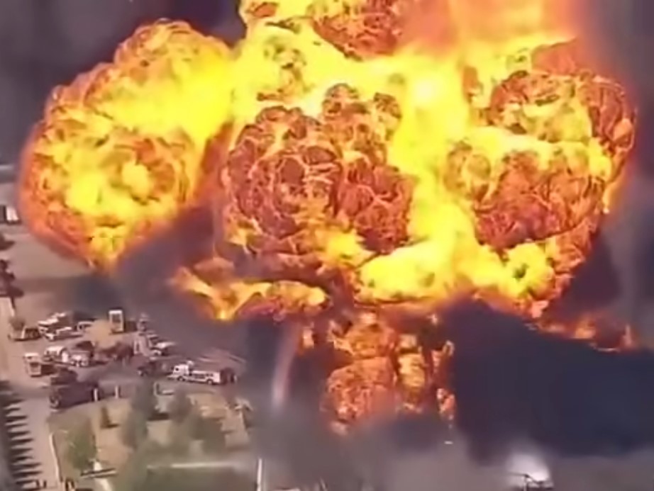 HT7. A Massive Fire Breaks Out in a Residential Area of Manila