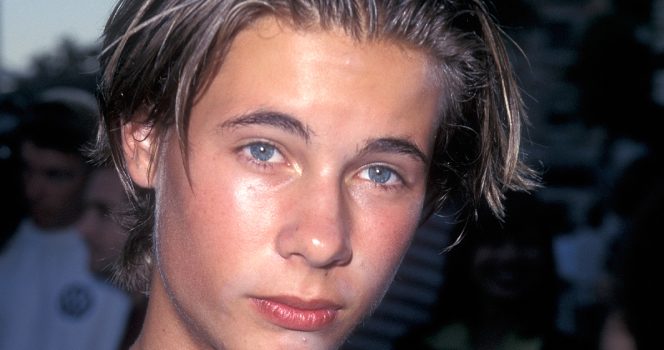 HT10. Beloved ’90s heartthrob has stepped away from Hollywood and is now embracing life as a father of three – see him today