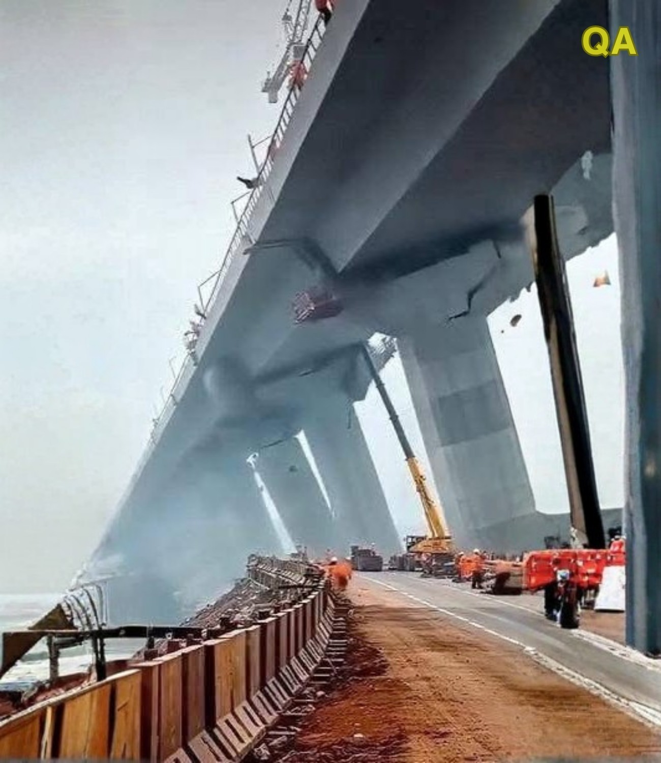 HT14. BREAKING NEWS Alert: Powerful 7.7 magnitude earthquake