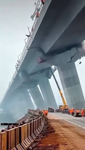 HT14. Just 5 minutes ago, a serious bridge collapse occurred… see more