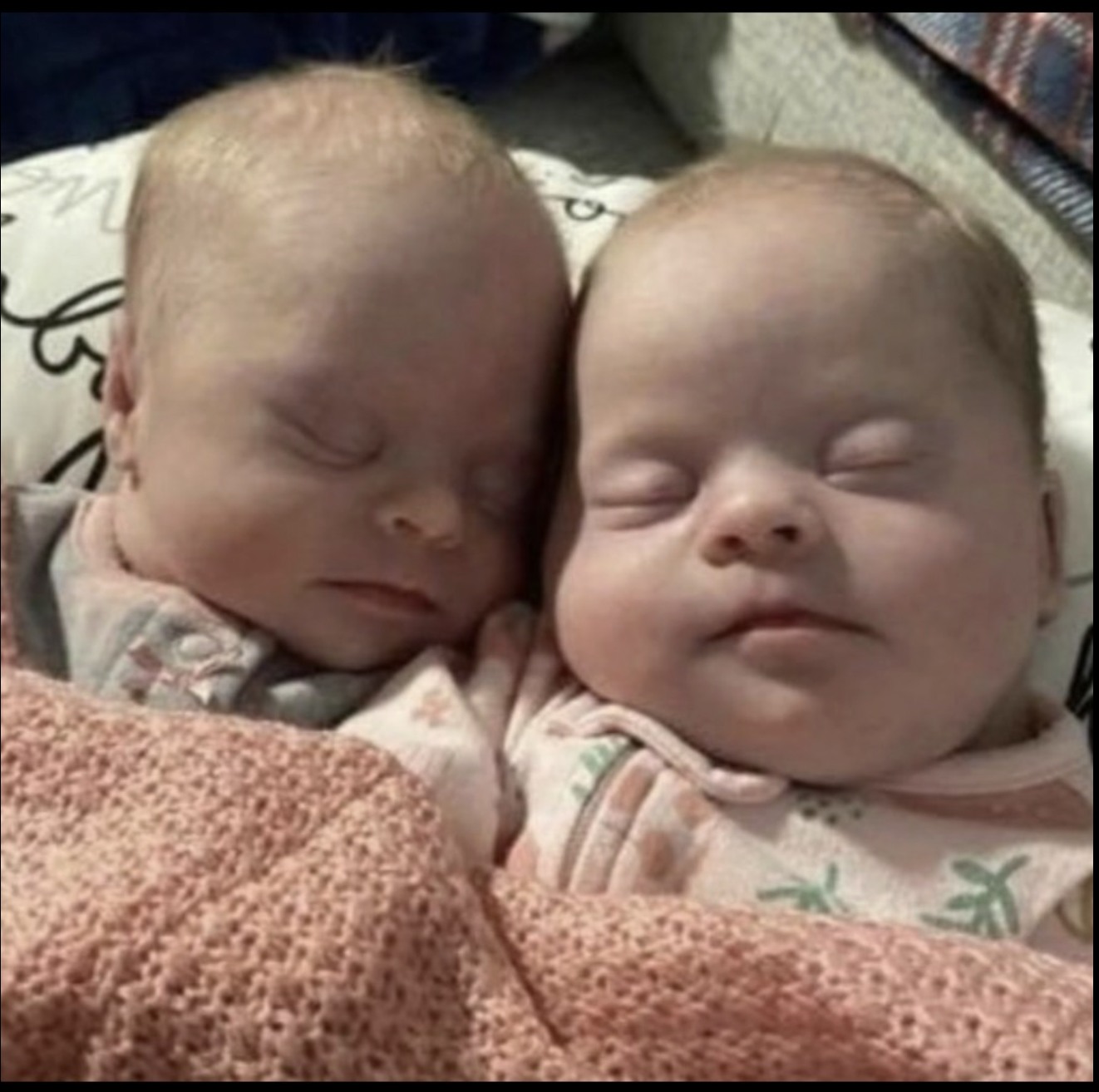 HT7. Mom of rare twins with Down syndrome shuts down critics with photo showing how beautiful they are