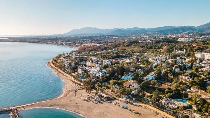 ST1. A Hollywood Star’s Beach Escape in Marbella Has Everyone Talking: Who is She?