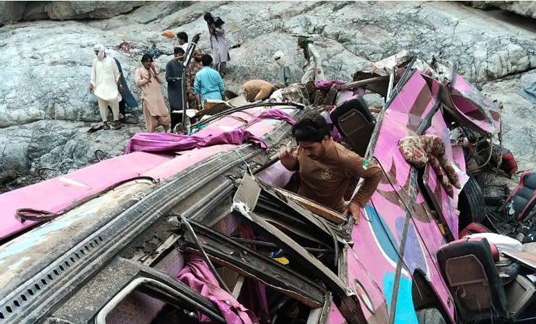 HT3. Passenger Bus Accident in Pakistan Leaves Dozens De@d