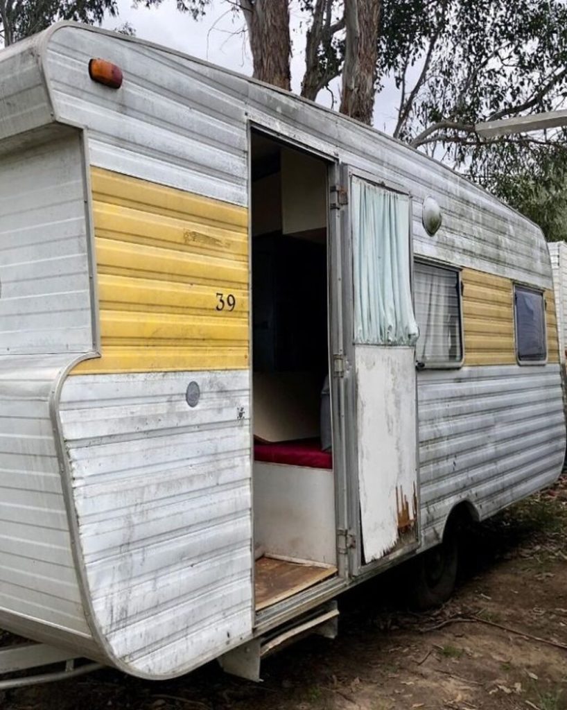 HT3. Good People Gave a Homeless Woman an Old Trailer, The Woman Turned It Into a Cozy House In The Middle Of The Forest!