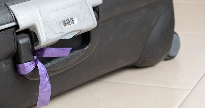 HT3. Baggage handler reveals why you should never tie a ribbon on your luggage