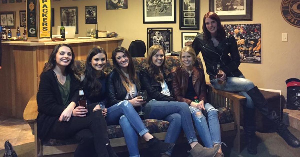 HT2. The internet is baffled by this optical illusion of six girls with only five pairs of legs
