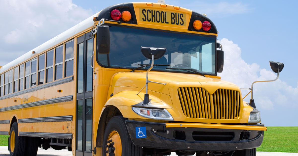 HT2. Angry parents smash into school bus after driver refuses to let kids out