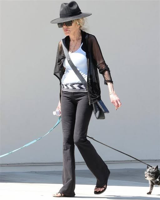 HT2. Tiny house, timeless presence: an iconic seventies actress sparks strong reactions after a simple walk with her dogs