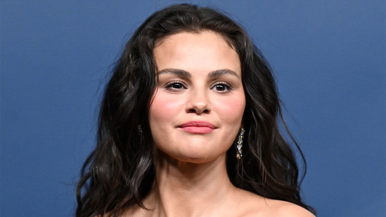 HT3. Selena Gomez Emmys appearance causes major debate about cosmetic procedures