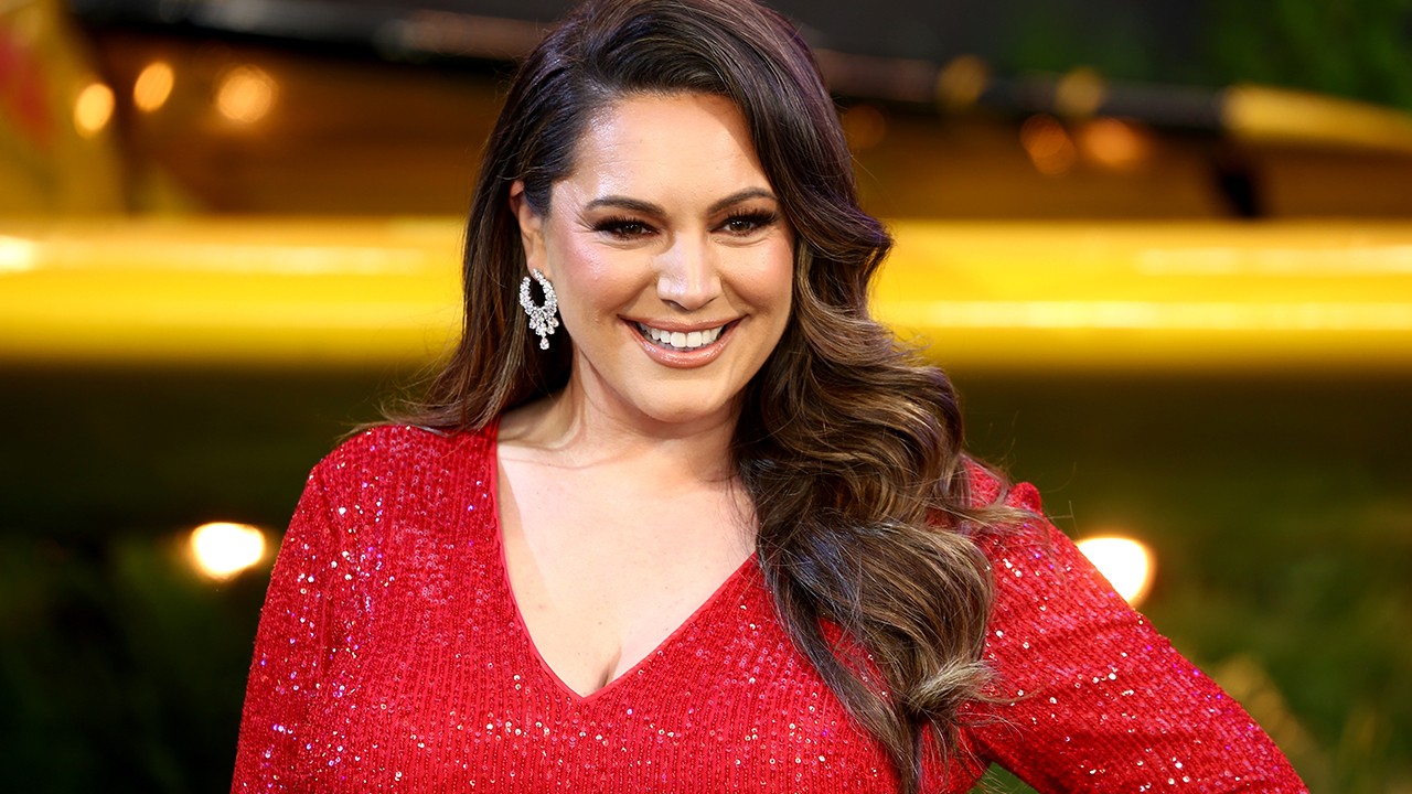 HT3. Kelly Brook’s “scientifically perfect body” looks different at 46