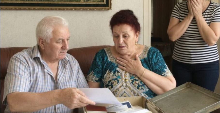 HT1. My father took my mother’s entire paycheck for 43 years. when she finally demanded her money back, he placed a folder on the table and said, “Once You open this, you’ll never look at me the same way again.”