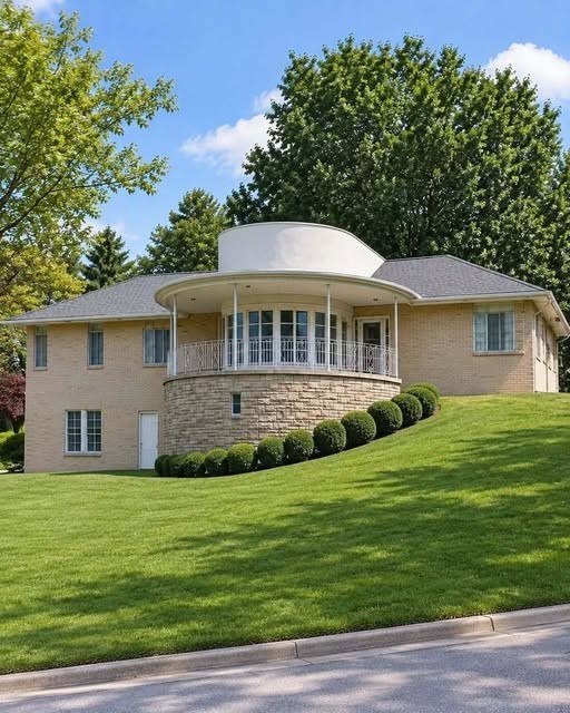 HT2. Inside the Unusual House That Looks Like a Work of Art