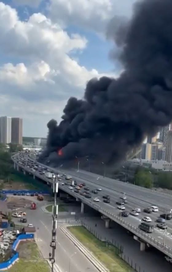 HT4. Highway Collapse at a Construction Site Leaves Workers Racing to Safety