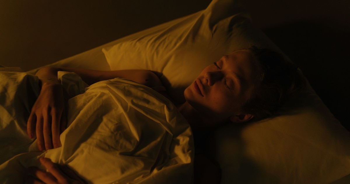 HT1. Sleeping With a Fan On: Health Effects Doctors Explain