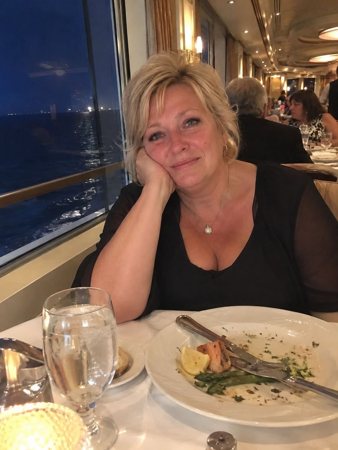 HT4. I Thought the Cruise Would Help Me Forget My Divorce Then a Stranger Reached Into His Pocket and Changed Everything
