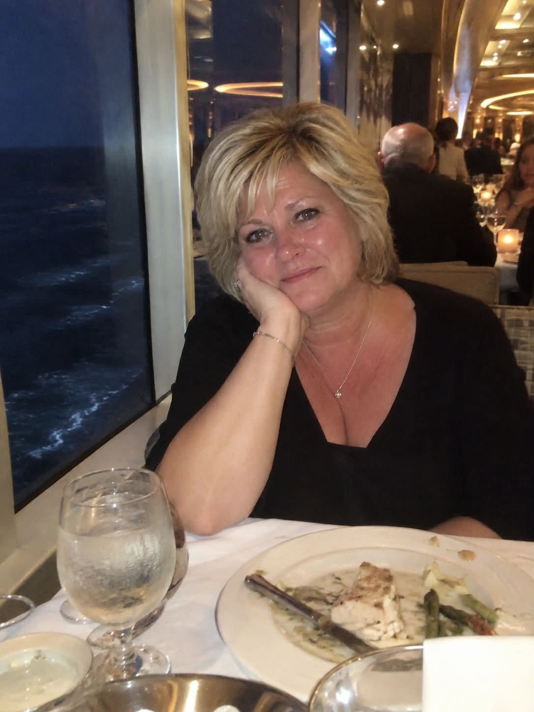HT2. I Thought the Cruise Would Help Me Forget My Divorce, Then a Stranger Reached Into His Pocket and Changed Everything