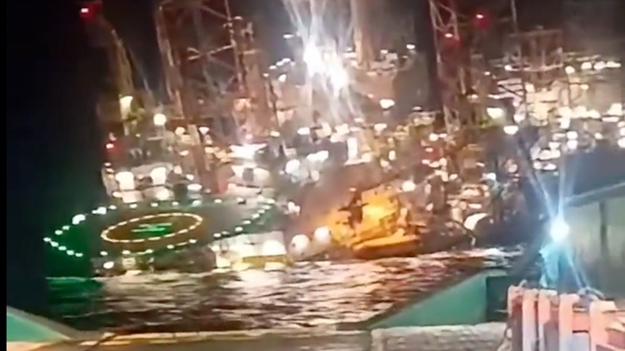 HT4. Footage captures moment huge oil rig sinks into the ocean with 115 on board
