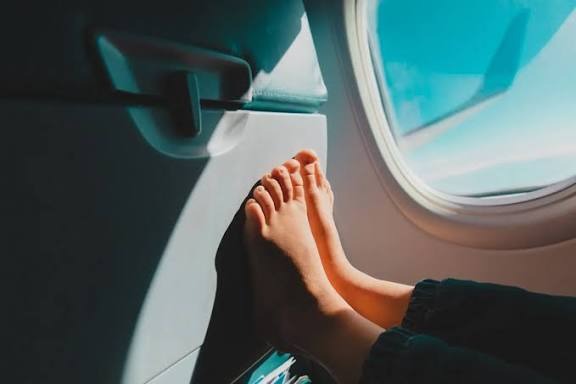 HT4. A Woman Puts Her Feet on My Husband’s Seat on the Plane – I Couldn’t Take It and Got Back at Her